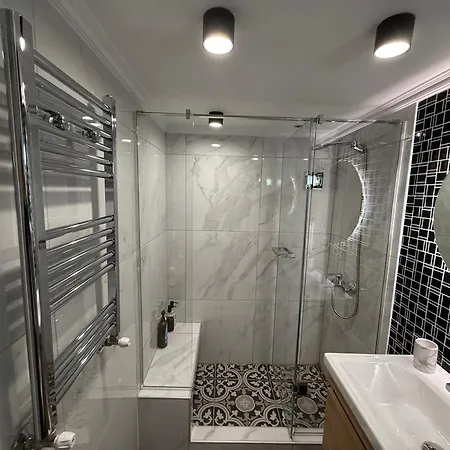 Agia Sofia Center-metro Station דירה *